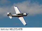 Pilotage airplane Yak-52 in show program (2008 год). Редакционное фото, фотограф Сергей Буторин / Фотобанк Лори