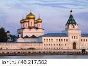 Собор Троицы Живоначальной в старинном Троицком Ипатьевском монастыре августовским ранним утром. Кострома, Золотое кольцо России (2022 год). Стоковое фото, фотограф Виктор Карасев / Фотобанк Лори