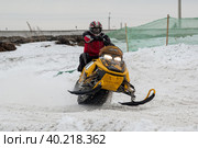 Race of ski mobile rider (2008 год). Редакционное фото, фотограф Сергей Буторин / Фотобанк Лори
