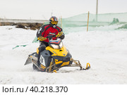 Race of ski mobile rider (2008 год). Редакционное фото, фотограф Сергей Буторин / Фотобанк Лори