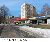 Универсам «Пятёрочка». Двенадцатиэтажный одноподъездный блочный жилой дом серии II-18-01/12 (1969 года постройки). Байкальская улица, 37. Район Гольяново. Город Москва (2023 год). Редакционное фото, фотограф lana1501 / Фотобанк Лори