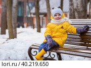 Портрет маленького ребенка 4 лет в желтых резиновых сапогах и куртке. Малыш гуляет в парке весной. Фотография весенних и осенних праздников. Стоковое фото, фотограф Photojuli / Фотобанк Лори