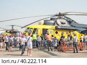 People explore the MI-10K helicopter (2012 год). Редакционное фото, фотограф Сергей Буторин / Фотобанк Лори