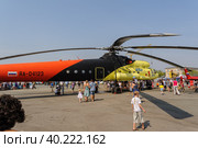 People explore the MI-10K helicopter (2012 год). Редакционное фото, фотограф Сергей Буторин / Фотобанк Лори