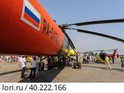 People explore the MI-10K helicopter (2012 год). Редакционное фото, фотограф Сергей Буторин / Фотобанк Лори