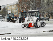 Tractors with snowplowing equipment on streets (2006 год). Редакционное фото, фотограф Сергей Буторин / Фотобанк Лори