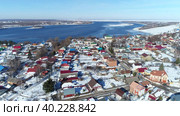 Зимний провинциальный город на реке. Съемка с коптера. Волга, Городец, март (2023 год). Стоковое видео, видеограф Евгений Ковалев / Фотобанк Лори