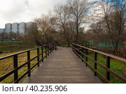 Парк Этнографическая деревня Бибирево - зеленая зона реки Чермянки в Москве, стилизованный под этнографическую деревню. Расположен между улиц Белозерская, Лескова и Корнейчука в районе Бибирево (2021 год). Редакционное фото, фотограф Pukhov K / Фотобанк Лори
