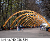 MOSCOW, RUSSIA - MAY 7, 2022 Sokolniki park, sunny autumn day wooden arch. Стоковое фото, фотограф Фотограф / Фотобанк Лори