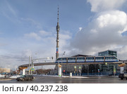 Московская монорельсовая транспортная система (ММТС). Поезд проезжает мимо Останкинской телебашни. Город Москва, Россия (2023 год). Редакционное фото, фотограф Наталья Николаева / Фотобанк Лори