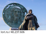 Памятник Александру Невскому, Ленинградская область, Россия. Скульптурный портрет молящегося князя Александра Ярославича Невского и бронзовый щит с ликом Иисуса Христа. Редакционное фото, фотограф Андрей Степанов / Фотобанк Лори