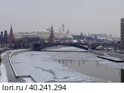 Вид на Московский Кремль с пешеходного моста храма Христа Спасителя зимой. Москва (2018 год). Стоковое фото, фотограф Курносов Александр Юрьевич / Фотобанк Лори