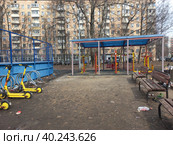 Спортивная площадка, парковка электросамокатов во дворе жилых домов на 16-ой Парковой улице. Район Северное Измайлово. Город Москва (2023 год). Редакционное фото, фотограф lana1501 / Фотобанк Лори