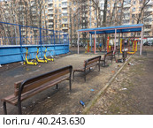 Спортивная площадка, парковка электросамокатов во дворе жилых домов на 16-ой Парковой улице. Район Северное Измайлово. Город Москва (2023 год). Редакционное фото, фотограф lana1501 / Фотобанк Лори