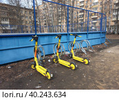 Парковка электросамокатов во дворе жилых домов на 16-ой Парковой улице. Район Северное Измайлово. Город Москва (2023 год). Редакционное фото, фотограф lana1501 / Фотобанк Лори