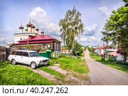 Купола Воскресенской церкви,  деревенские дома, белый автомобиль и собака, Гороховец (2012 год). Стоковое фото, фотограф Baturina Yuliya / Фотобанк Лори