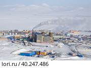 Индустриальный арктический пейзаж. Зимний вид с воздуха на газовую и тепловую электростанции и заснеженный северный город. Энергетика и промышленность Чукотки. Город Анадырь. Крайний Север России. Стоковое фото, фотограф Андрей Степанов / Фотобанк Лори