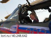 Волгоградская область, Средняя Ахтуба, Россия. Боевой ударный вертолёт КА-52, мальчик, школьник в кабине вертолёта. (2021 год). Редакционное фото, фотограф Андрей Цыганков / Фотобанк Лори