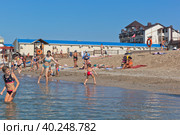 Дети играют в воде на пляже "Оазис" в городе-курорте Евпатории, Крым, Россия (2022 год). Редакционное фото, фотограф Николай Мухорин / Фотобанк Лори