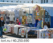 Уличная торговля сувенирами в Костроме (2019 год). Редакционное фото, фотограф Инна Грязнова / Фотобанк Лори
