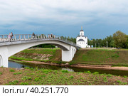 Монастырский мост через Тьмаку и церковь Михаила Тверского. Тверь (2022 год). Редакционное фото, фотограф Александр Щепин / Фотобанк Лори