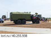 Волгоградская область, Средняя Ахтуба, Россия. Военный фургон, походная кухня ПАК-200 на шасси автомобиля УРАЛ для обеспечения питанием солдат в походе. (2022 год). Редакционное фото, фотограф Андрей Цыганков / Фотобанк Лори