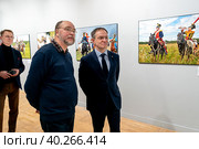 Участник фотовыставки Андрей Лобанов и Владимир Мединский у фотографий 1812г. Редакционное фото, фотограф Андрей Дегтярёв / Фотобанк Лори