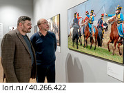 Участник фотовыставки Андрей Лобанов и Михаил Шмаевич у фото работ 1812г. Редакционное фото, фотограф Андрей Дегтярёв / Фотобанк Лори