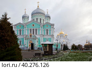 Троицкий собор (слева) и Преображенский собор (справа) Серафимо-Дивеевского монастыря. Дивеево. Нижегородская область (2022 год). Редакционное фото, фотограф Сергей Афанасьев / Фотобанк Лори