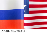 Национальные флаги Российской Федерации и Либерии крупным планом. Иллюстрация экономических, политических, культурных отношений (2021 год). Стоковое фото, фотограф Лозовая Людмила / Фотобанк Лори