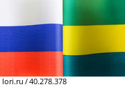 Государственные флаги Российской Федерации и Габона  крупным планом. Иллюстрация экономических, политических, культурных отношений (2021 год). Стоковое фото, фотограф Лозовая Людмила / Фотобанк Лори