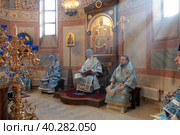 Епископ Балашихинский Николай, митрополит Крутицкий и Коломенский Павел и митрополит Иосиф (Масленников) на Благовещение в Троицком храме Реутова (2023 год). Редакционное фото, фотограф Дмитрий Неумоин / Фотобанк Лори