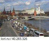 Вид на Московский Кремль. Плотное движение на Пречистенской набережной. Район Хамовники. Город Москва (2013 год). Редакционное фото, фотограф lana1501 / Фотобанк Лори