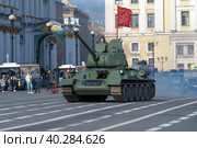 Советский танк Т-34-85 на Дворцовой площади. Фрагмент репетиции парада в честь Дня Победы. Санкт-Петербург (2022 год). Редакционное фото, фотограф Виктор Карасев / Фотобанк Лори