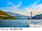 Вид со стороны моря на мост Франьо Туджмана и круизный лайнер у причала. Дубровник, Хорватия. (2016 год). Стоковое фото, фотограф Владимир Устенко / Фотобанк Лори