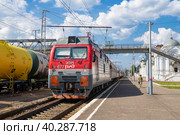Электровоз ЭП1М (Пассажирский электровоз, тип 1, модернизированный) с пригородным поездом на станции Буй  солнечным августовским днем. Костромская область (2022 год). Редакционное фото, фотограф Виктор Карасев / Фотобанк Лори