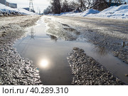road with spring streams that flow along the road covered with ice and dense snow, reflection of sun, selective focus. Стоковое фото, фотограф Дмитрий Коростылев / Фотобанк Лори