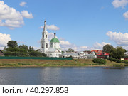 Река Волга, вид на Свято-Екатерининский монастырь, г.Тверь (2022 год). Стоковое фото, фотограф Светлана Ясинская / Фотобанк Лори