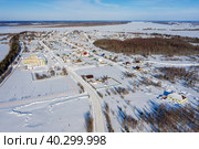 Западная Сибирь, Ханты-Мансийский автономный округ: село Высокий Мыс. Вид с воздуха. Western Siberia, Khanty-Mansi Autonomous Okrug: Vysokii Mys village. Aerial view. (2022 год). Стоковое фото, фотограф Евгений Романов / Фотобанк Лори