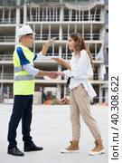 Woman getting keys to new apartment from enginner. Стоковое фото, фотограф Яков Филимонов / Фотобанк Лори