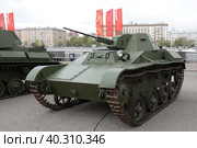 Советский лёгкий танк Т-60 на выставке военной техники в Центральном парке культуры и отдыха им. М. Горького Москвы (2022 год). Редакционное фото, фотограф Free Wind / Фотобанк Лори