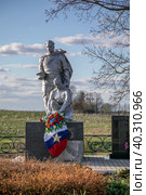 Город Можайск, Московская область. Никольская гора. Скульптурная группа на братской могиле советских воинов, погибших в боях за Можайск во время  Великой Отечественной войны (2022 год). Редакционное фото, фотограф Наталья Николаева / Фотобанк Лори
