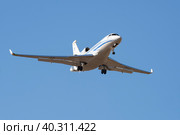 Бизнес-джет Dassault Falcon 8X (RA-09612) авиакомпании Gazpromavia на глиссаде в голубом безоблачном небе (2023 год). Редакционное фото, фотограф Виктор Карасев / Фотобанк Лори