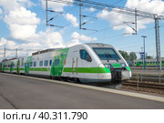 Поезд Sm3 «Pendolino» на станции города Коувола августовским днем. Финляндия (2016 год). Редакционное фото, фотограф Виктор Карасев / Фотобанк Лори