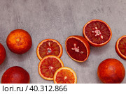 Красные апельсины на сером фоне. Стоковое фото, фотограф Татьяна Бакуменко / Фотобанк Лори