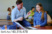 Man trying to flirt with woman during recess in university. Students meet in classroom. Стоковое видео, видеограф Яков Филимонов / Фотобанк Лори