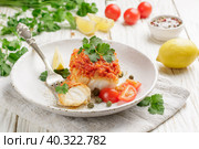 Белая рыба (треска, минтай, нототения, хек) под маринадом из овощей (лук, морковь, помидоры и петрушка) Стоковое фото, фотограф Виктория Панченко / Фотобанк Лори