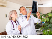 Two doctors analyzing roentgenogram. Стоковое фото, фотограф Яков Филимонов / Фотобанк Лори