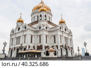 The Russian Orthodox Cathedral is the Cathedral of Christ the Savior in Moscow on a spring day. Russian Federation, Moscow. (2023 год). Редакционное фото, фотограф Photojuli / Фотобанк Лори