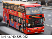Russia, Moscow April 2023 The City Sihgtseeng double-decker sightseeing bus runs through the center of Moscow. Редакционное фото, фотограф Photojuli / Фотобанк Лори
